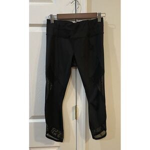Athleta Women's SzS Black Cropped Capri Leggings W/Lower Mesh Design Back Pocket